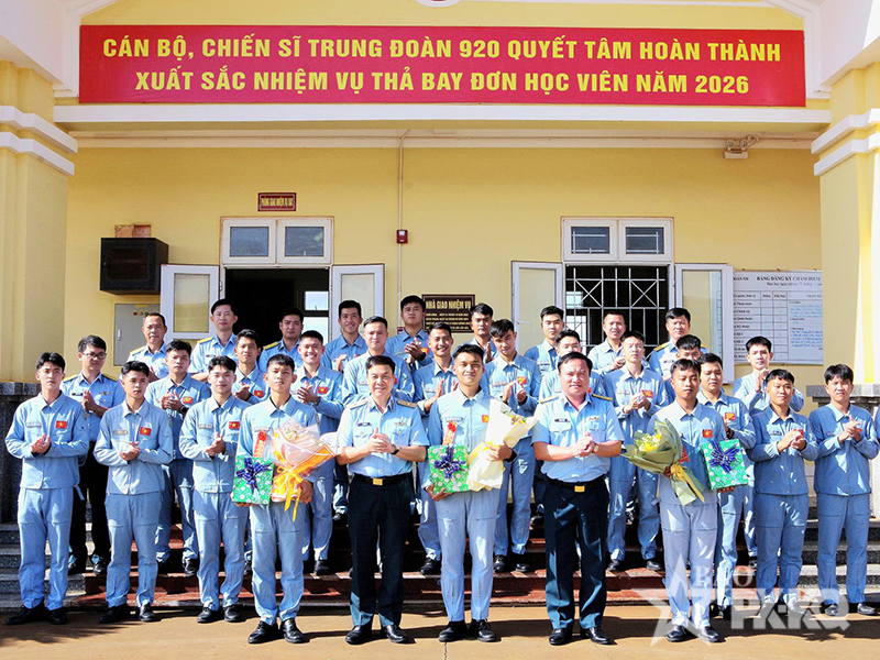 Trung đoàn 920 thả bay đơn cho học viên phi công trên máy bay YAK-52