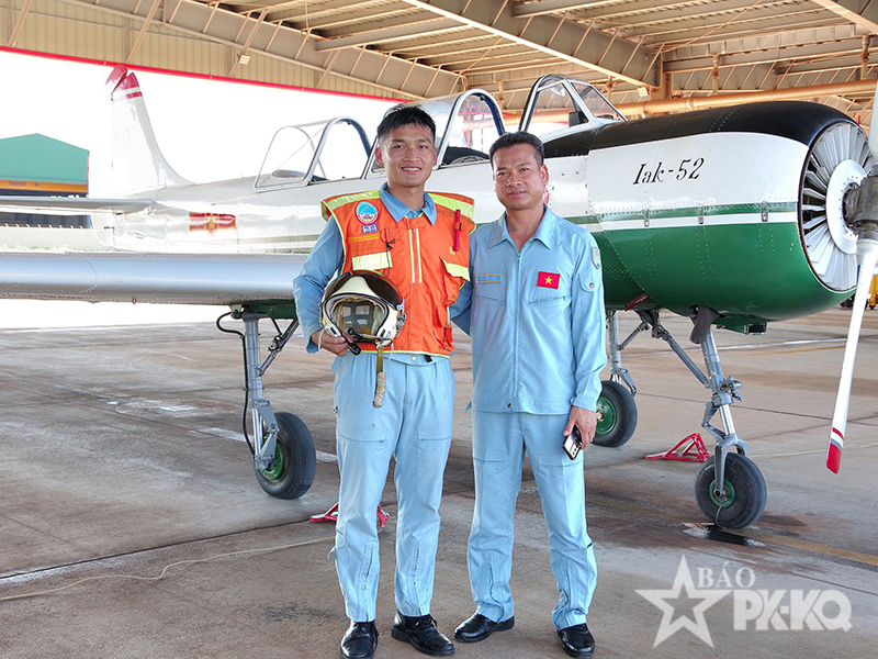 Trung đoàn 920 thả bay đơn cho học viên phi công trên máy bay YAK-52