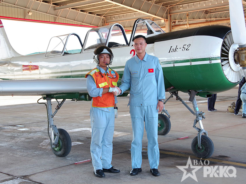 Trung đoàn 920 thả bay đơn cho học viên phi công trên máy bay YAK-52