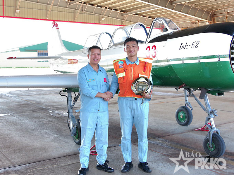 Trung đoàn 920 thả bay đơn cho học viên phi công trên máy bay YAK-52