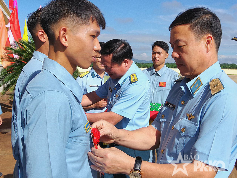 Trung đoàn 920 thả bay đơn cho học viên phi công trên máy bay YAK-52