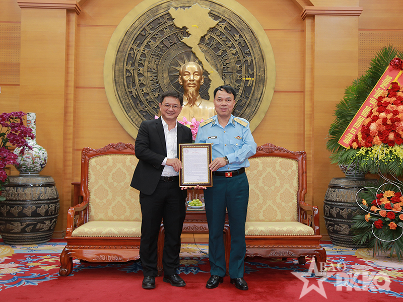 Đồng chí Nguyễn Mạnh Cường - Phó Chủ tịch UBND TP Hồ Chí Minh chúc mừng Quân chủng PK-KQ nhân kỷ niệm 63 năm Ngày truyền thống