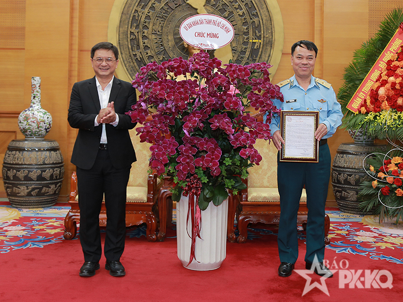 Đồng chí Nguyễn Mạnh Cường - Phó Chủ tịch UBND TP Hồ Chí Minh chúc mừng Quân chủng PK-KQ nhân kỷ niệm 63 năm Ngày truyền thống