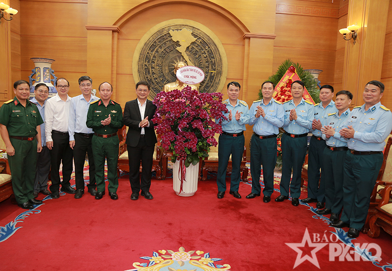 Đồng chí Nguyễn Mạnh Cường - Phó Chủ tịch UBND TP Hồ Chí Minh chúc mừng Quân chủng PK-KQ nhân kỷ niệm 63 năm Ngày truyền thống