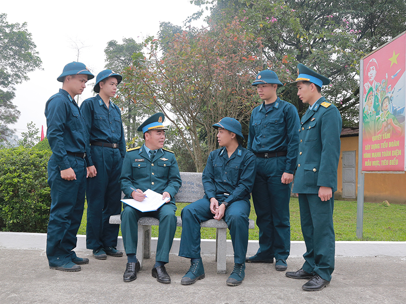 Quan tâm, gần gũi với chiến sĩ mới