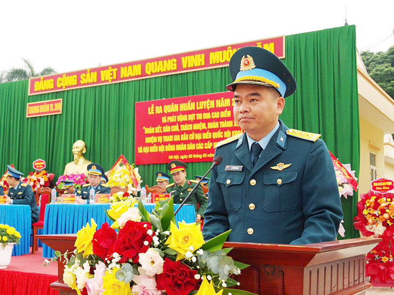 Thiếu tướng Bùi Đức Hiền - Phó Tư lệnh kiêm Tham mưu trưởng Quân chủng PK-KQ dự và chỉ đạo Lễ ra quân huấn luyện Trung đoàn 260