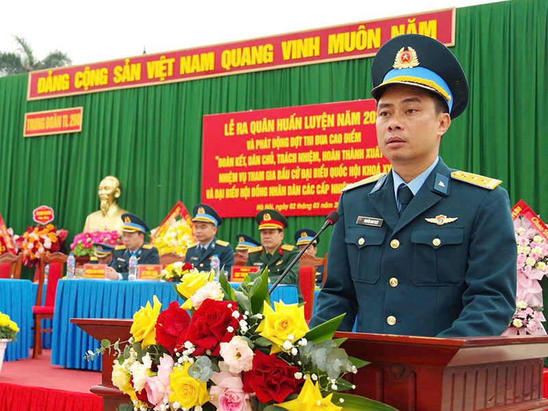 Thiếu tướng Bùi Đức Hiền - Phó Tư lệnh kiêm Tham mưu trưởng Quân chủng PK-KQ dự và chỉ đạo Lễ ra quân huấn luyện Trung đoàn 260