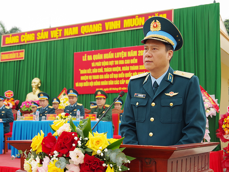 Thiếu tướng B&ugrave;i Đức Hiền - Ph&oacute; Tư lệnh ki&ecirc;m Tham mưu trưởng Qu&acirc;n chủng PK-KQ dự v&agrave; chỉ đạo Lễ ra qu&acirc;n huấn luyện Trung đo&agrave;n 260