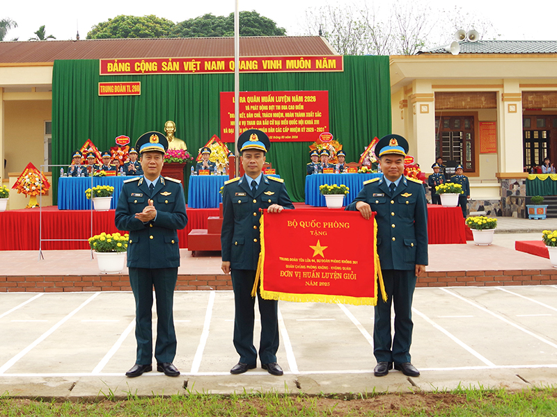 Thiếu tướng Bùi Đức Hiền - Phó Tư lệnh kiêm Tham mưu trưởng Quân chủng PK-KQ dự và chỉ đạo Lễ ra quân huấn luyện Trung đoàn 260