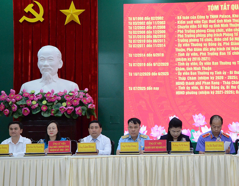 Thiếu tướng Vũ Đại Dương - Ph&oacute; Tư lệnh Qu&acirc;n chủng Ph&ograve;ng kh&ocirc;ng - Kh&ocirc;ng qu&acirc;n tiếp x&uacute;c cử tri tại tỉnh Kh&aacute;nh H&ograve;a