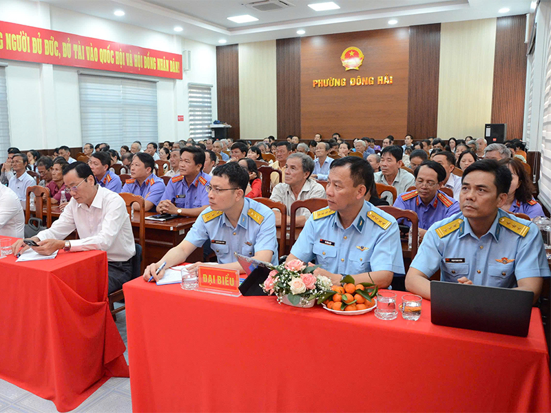 Thiếu tướng Vũ Đại Dương - Ph&oacute; Tư lệnh Qu&acirc;n chủng Ph&ograve;ng kh&ocirc;ng - Kh&ocirc;ng qu&acirc;n tiếp x&uacute;c cử tri tại tỉnh Kh&aacute;nh H&ograve;a