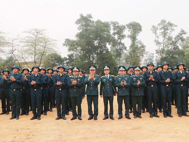 Trung tướng Trần Ngọc Quyến - Ch&iacute;nh ủy Qu&acirc;n chủng PK-KQ kiểm tra c&ocirc;ng t&aacute;c chuẩn bị huấn luyện chiến sĩ mới tại Sư đo&agrave;n 371