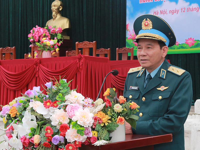 Trung tướng Trần Ngọc Quyến - Ch&iacute;nh ủy Qu&acirc;n chủng PK-KQ kiểm tra c&ocirc;ng t&aacute;c chuẩn bị huấn luyện chiến sĩ mới tại Sư đo&agrave;n 371