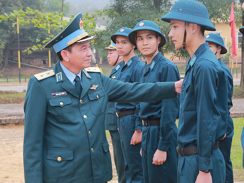 Trung tướng Trần Ngọc Quyến - Ch&iacute;nh ủy Qu&acirc;n chủng PK-KQ kiểm tra c&ocirc;ng t&aacute;c chuẩn bị huấn luyện chiến sĩ mới tại Sư đo&agrave;n 371