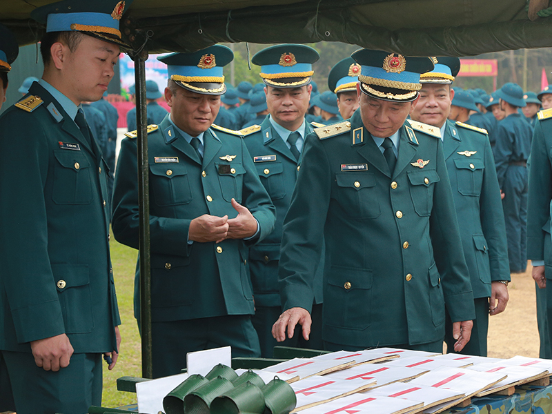 Trung tướng Trần Ngọc Quyến - Ch&iacute;nh ủy Qu&acirc;n chủng PK-KQ kiểm tra c&ocirc;ng t&aacute;c chuẩn bị huấn luyện chiến sĩ mới tại Sư đo&agrave;n 371