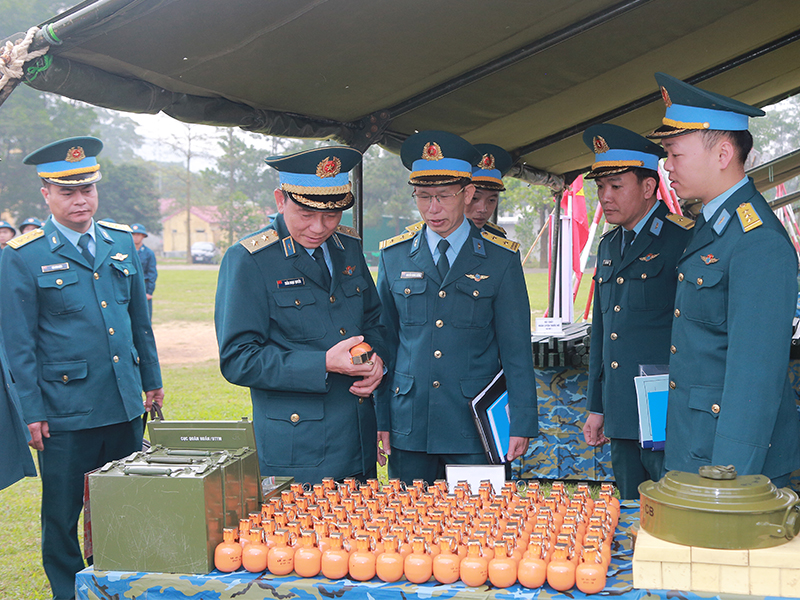 Trung tướng Trần Ngọc Quyến - Ch&iacute;nh ủy Qu&acirc;n chủng PK-KQ kiểm tra c&ocirc;ng t&aacute;c chuẩn bị huấn luyện chiến sĩ mới tại Sư đo&agrave;n 371