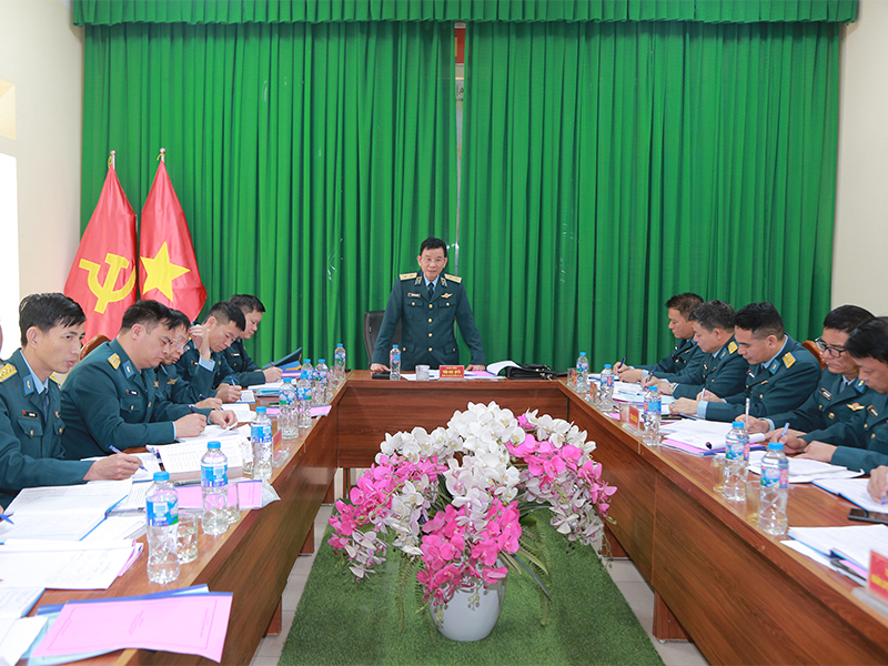 Trung tướng Trần Ngọc Quyến - Ch&iacute;nh ủy Qu&acirc;n chủng PK-KQ kiểm tra c&ocirc;ng t&aacute;c chuẩn bị huấn luyện chiến sĩ mới tại Sư đo&agrave;n 371