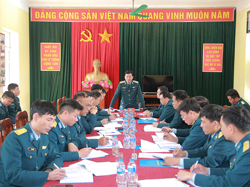 Trung tướng Trần Ngọc Quyến - Ch&iacute;nh ủy Qu&acirc;n chủng PK-KQ kiểm tra c&ocirc;ng t&aacute;c huấn luyện chiến sĩ mới tại Sư đo&agrave;n 363