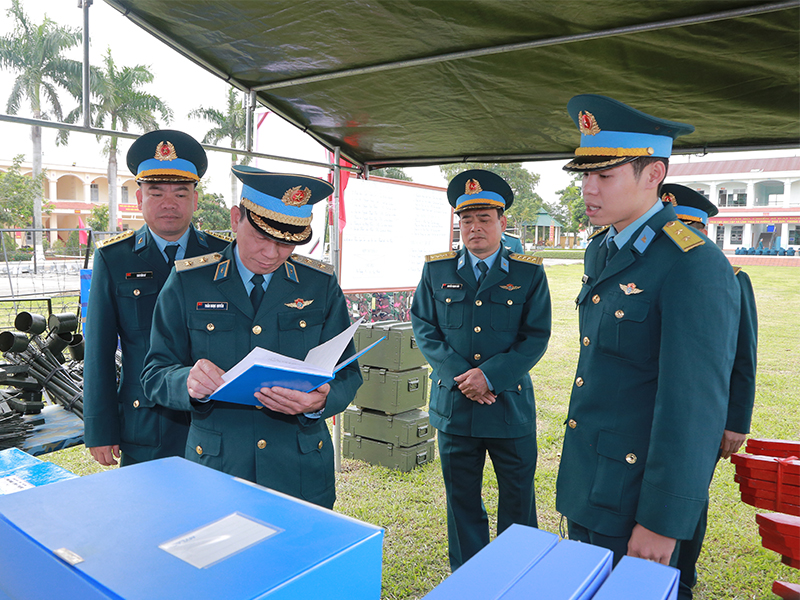 Trung tướng Trần Ngọc Quyến - Ch&iacute;nh ủy Qu&acirc;n chủng PK-KQ kiểm tra c&ocirc;ng t&aacute;c huấn luyện chiến sĩ mới tại Sư đo&agrave;n 363