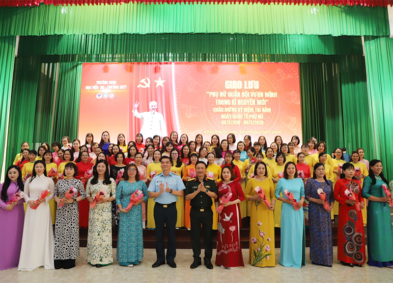Giao lưu “Phụ nữ Quân đội vươn mình trong kỷ nguyên mới”