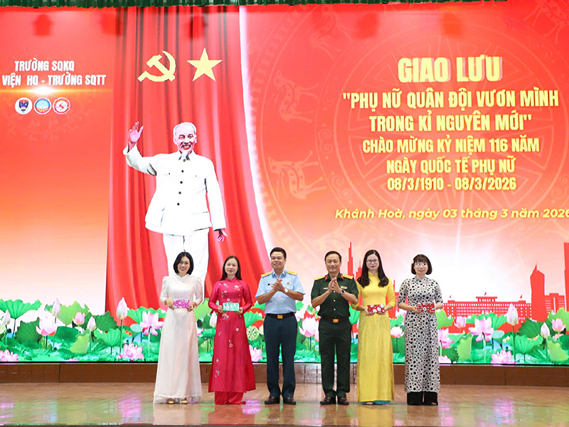 Giao lưu “Phụ nữ Quân đội vươn mình trong kỷ nguyên mới”