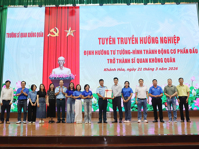 Trường Sĩ quan Kh&ocirc;ng qu&acirc;n tổ chức tuy&ecirc;n truyền, hướng nghiệp cho học sinh Trường THPT Lộc An, tỉnh L&acirc;m Đồng