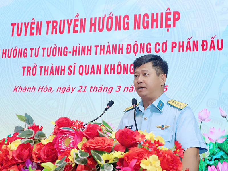 Trường Sĩ quan Kh&ocirc;ng qu&acirc;n tổ chức tuy&ecirc;n truyền, hướng nghiệp cho học sinh Trường THPT Lộc An, tỉnh L&acirc;m Đồng