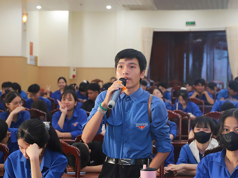 Trường Sĩ quan Kh&ocirc;ng qu&acirc;n tổ chức tuy&ecirc;n truyền, hướng nghiệp cho học sinh Trường THPT Lộc An, tỉnh L&acirc;m Đồng