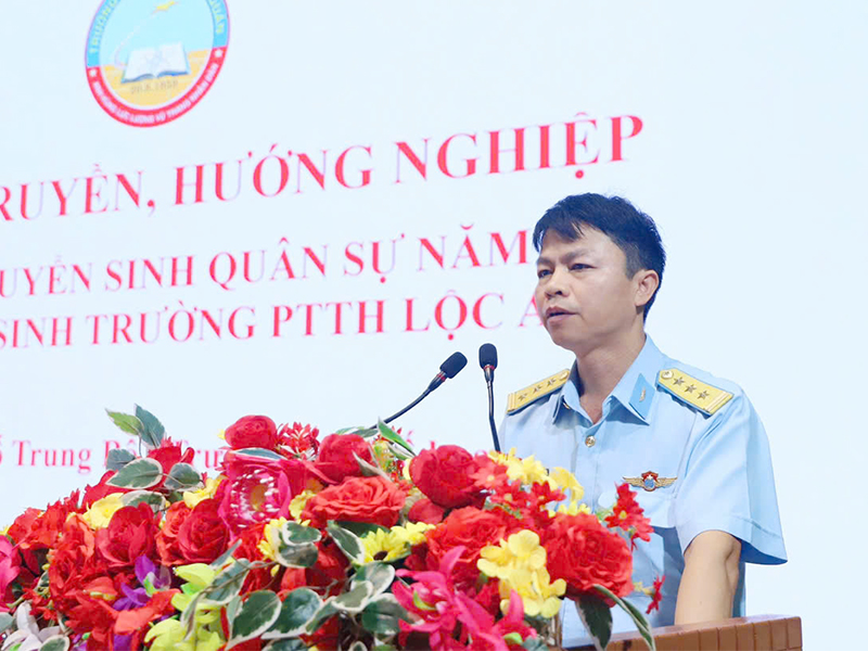 Trường Sĩ quan Kh&ocirc;ng qu&acirc;n tổ chức tuy&ecirc;n truyền, hướng nghiệp cho học sinh Trường THPT Lộc An, tỉnh L&acirc;m Đồng