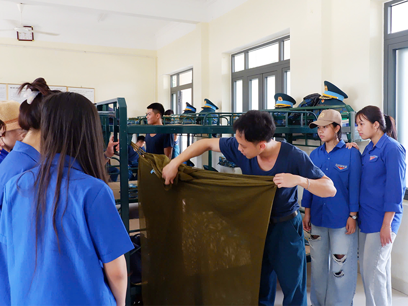 Trường Sĩ quan Kh&ocirc;ng qu&acirc;n tổ chức tuy&ecirc;n truyền, hướng nghiệp cho học sinh Trường THPT Lộc An, tỉnh L&acirc;m Đồng