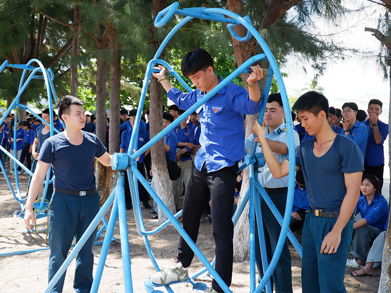 Trường Sĩ quan Kh&ocirc;ng qu&acirc;n tổ chức tuy&ecirc;n truyền, hướng nghiệp cho học sinh Trường THPT Lộc An, tỉnh L&acirc;m Đồng