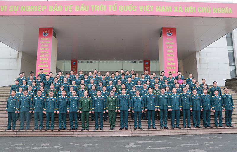 Qu&acirc;n chủng Ph&ograve;ng kh&ocirc;ng-Kh&ocirc;ng qu&acirc;n Tuy&ecirc;n dương Gương mặt trẻ ti&ecirc;u biểu, trao Giải thưởng &ldquo;S&aacute;ng tạo trẻ&rdquo; năm 2025; biểu dương gia đ&igrave;nh qu&acirc;n nh&acirc;n ti&ecirc;u biểu giai đoạn 2024-2026