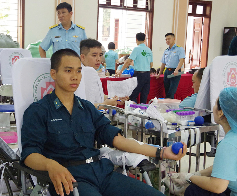 Tuổi trẻ Sư đo&agrave;n 371 hiến tặng gần 500 đơn vị m&aacute;u khỏe