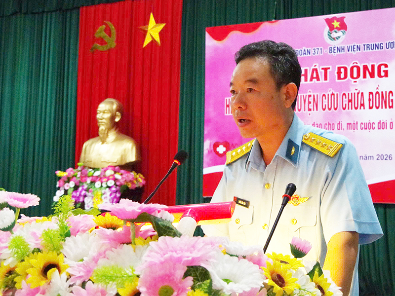 Tuổi trẻ Sư đo&agrave;n 371 hiến tặng gần 500 đơn vị m&aacute;u khỏe