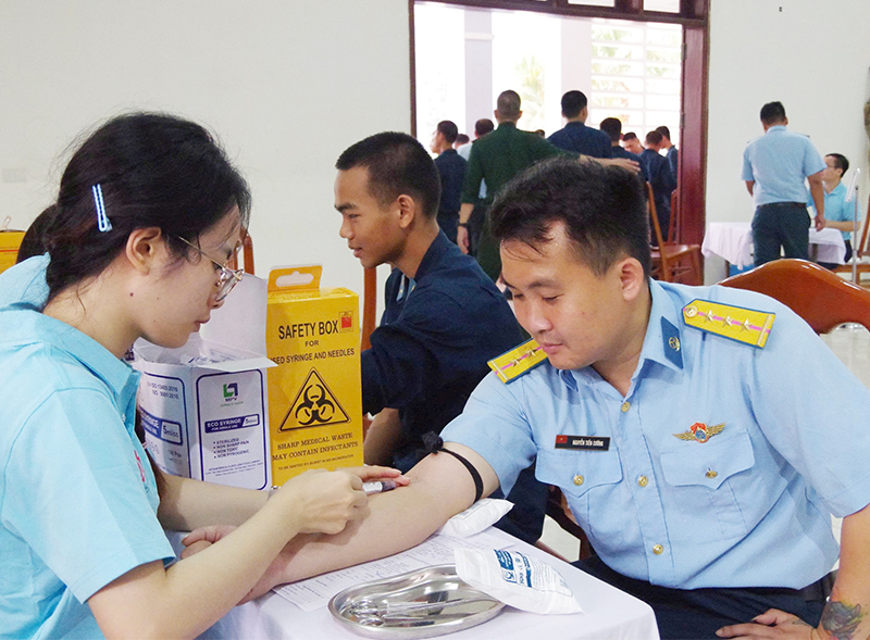 Tuổi trẻ Sư đo&agrave;n 371 hiến tặng gần 500 đơn vị m&aacute;u khỏe