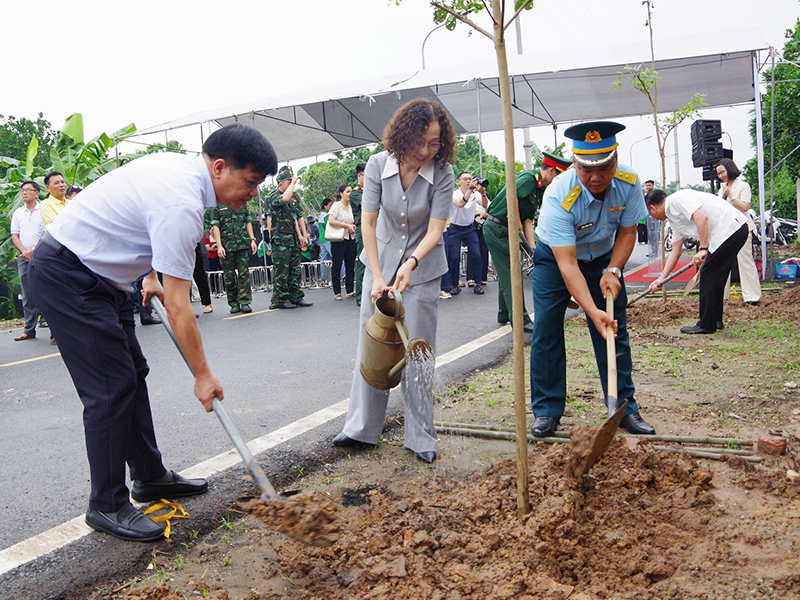 Trung đo&agrave;n 260 tham gia thực hiện c&ocirc;ng tr&igrave;nh &ldquo;H&agrave;ng c&acirc;y thanh ni&ecirc;n&rdquo; do x&atilde; Đan Phượng, TP H&agrave; Nội tổ chức