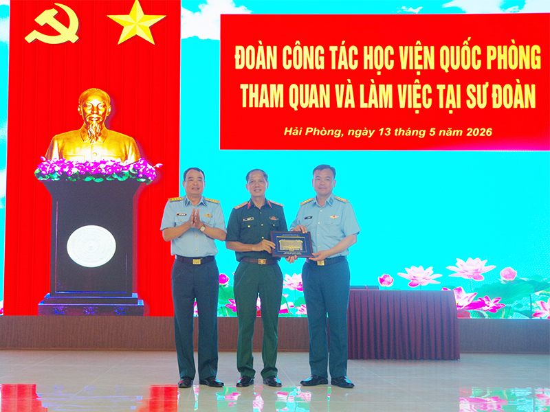 Đo&agrave;n c&aacute;n bộ, giảng vi&ecirc;n, học vi&ecirc;n Học viện Quốc ph&ograve;ng tham quan tại Sư đo&agrave;n 363