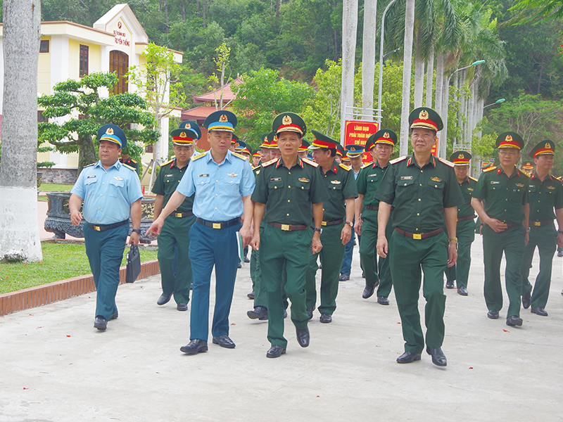Đo&agrave;n c&aacute;n bộ, giảng vi&ecirc;n, học vi&ecirc;n Học viện Quốc ph&ograve;ng tham quan tại Sư đo&agrave;n 363