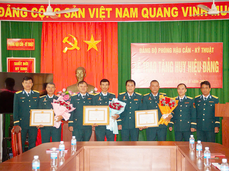 Đảng bộ Ph&ograve;ng Hậu cần-Kỹ thuật, Trường Sĩ quan Kh&ocirc;ng qu&acirc;n trao tặng Huy hiệu 30 năm tuổi Đảng cho 3 đảng vi&ecirc;n