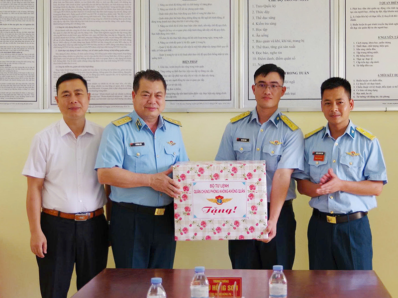 Trung tướng Vũ Hồng Sơn - Tư lệnh Quân chủng Phòng không-Không quân thăm và làm việc tại Sư đoàn 365