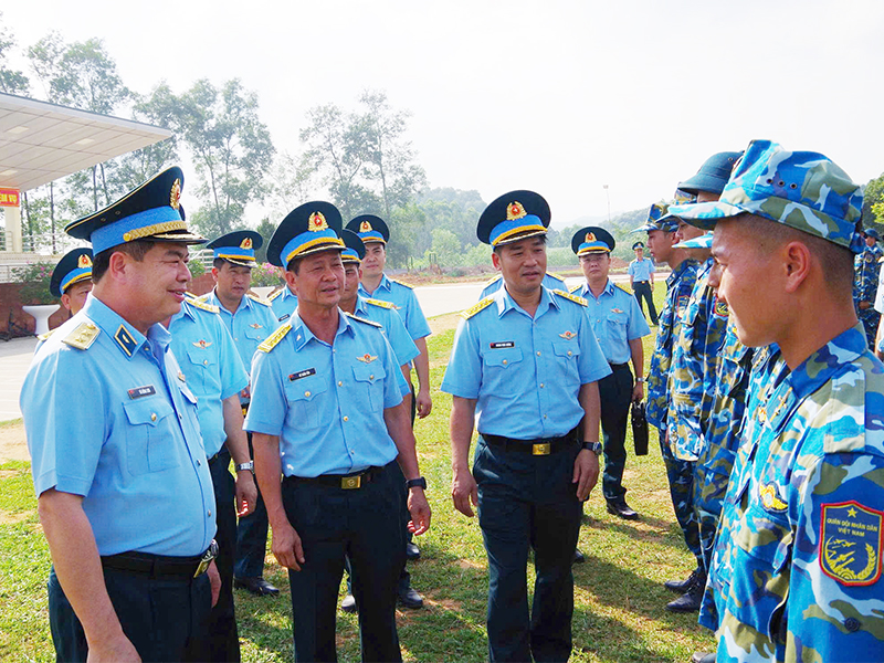 Trung tướng Vũ Hồng Sơn - Tư lệnh Quân chủng Phòng không-Không quân thăm và làm việc tại Sư đoàn 365