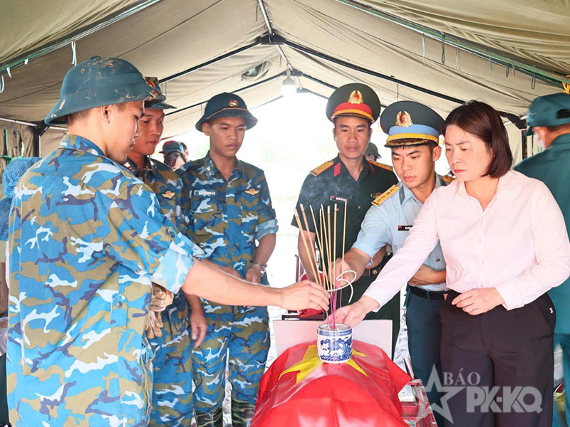 Cán bộ, chiến sĩ Trung đoàn 293 hỗ trợ xã Quảng Bị, TP Hà Nội tìm danh tính hài cốt liệt sĩ