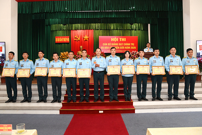 Cuộc &ldquo;s&aacute;t hạch&rdquo; n&acirc;ng cao chất lượng c&aacute;n bộ ch&iacute;nh trị ở Cục Hậu cần - Kỹ thuật