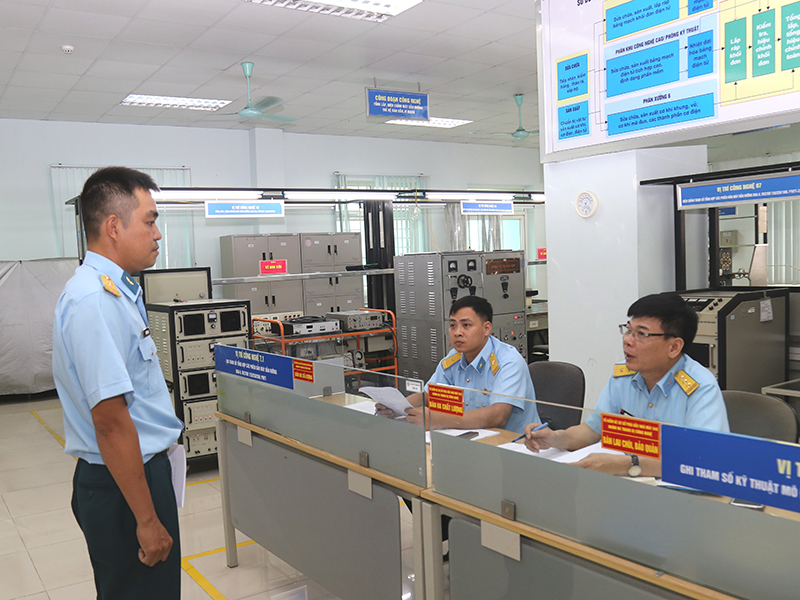 Kiểm tra trình độ kỹ năng nghề nhân viên kỹ thuật Thông tin bậc cao trong Quân chủng Phòng không-Không quân