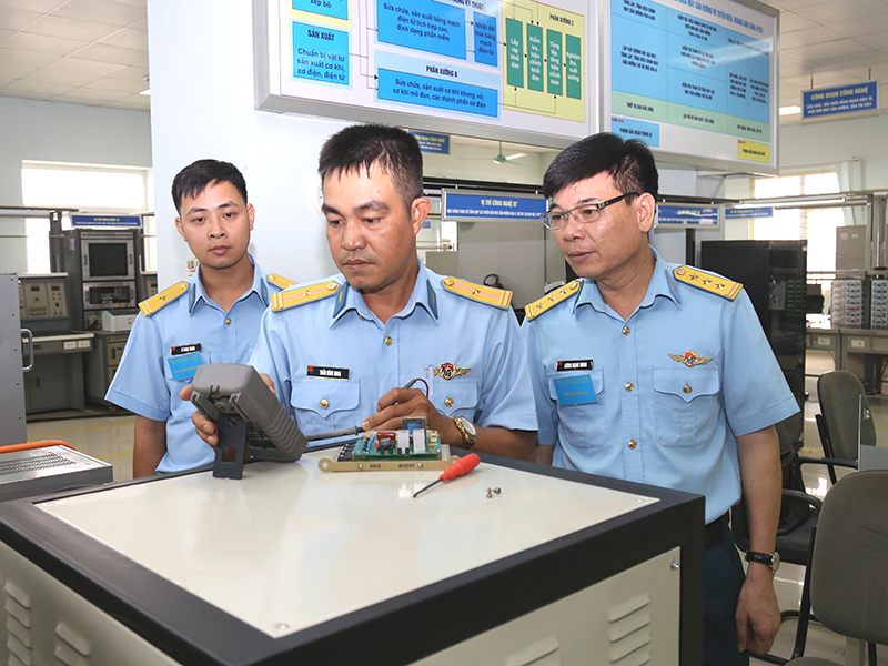 Kiểm tra trình độ kỹ năng nghề nhân viên kỹ thuật Thông tin bậc cao trong Quân chủng Phòng không-Không quân