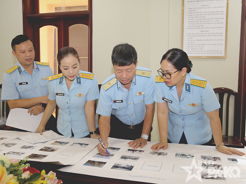 Cục Ch&iacute;nh trị Qu&acirc;n chủng Ph&ograve;ng kh&ocirc;ng-Kh&ocirc;ng qu&acirc;n duyệt ảnh trưng b&agrave;y Triển l&atilde;m lần thứ 3 &ldquo;Một số trận đ&aacute;nh độc đ&aacute;o của Bộ đội PK-KQ&rdquo;