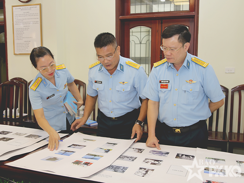 Cục Ch&iacute;nh trị Qu&acirc;n chủng Ph&ograve;ng kh&ocirc;ng-Kh&ocirc;ng qu&acirc;n duyệt ảnh trưng b&agrave;y Triển l&atilde;m lần thứ 3 &ldquo;Một số trận đ&aacute;nh độc đ&aacute;o của Bộ đội PK-KQ&rdquo;
