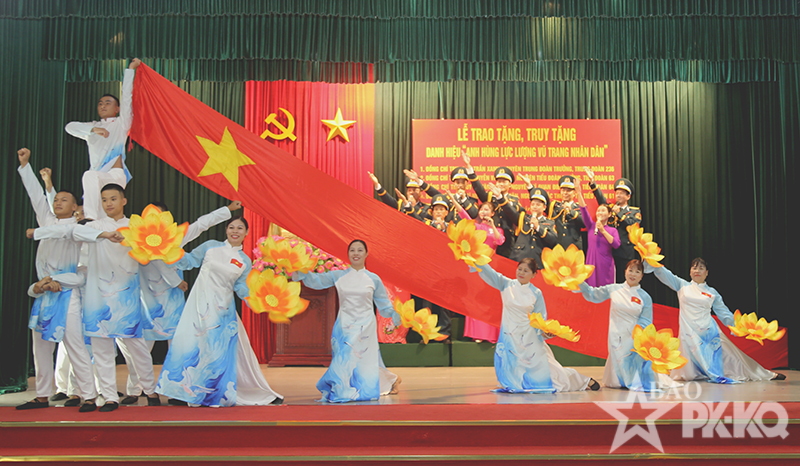 Trung đo&agrave;n 236 tổ chức Lễ trao tặng, truy tặng danh hiệu Anh h&ugrave;ng lực lượng vũ trang nh&acirc;n d&acirc;n cho 4 đồng ch&iacute;