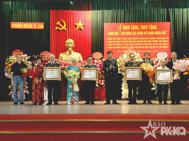 Trung đo&agrave;n 236 tổ chức Lễ trao tặng, truy tặng danh hiệu Anh h&ugrave;ng lực lượng vũ trang nh&acirc;n d&acirc;n cho 4 đồng ch&iacute;