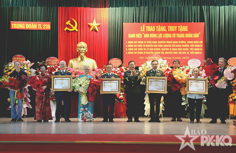 Trung đo&agrave;n 236 tổ chức Lễ trao tặng, truy tặng danh hiệu Anh h&ugrave;ng lực lượng vũ trang nh&acirc;n d&acirc;n cho 4 đồng ch&iacute;